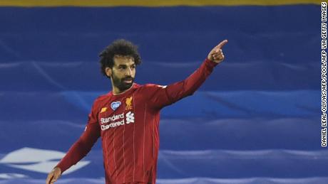 Mohamed Salah celebra segnando il suo secondo gol nella vittoria del Liverpool su Brighton. 