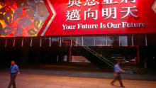 Un grande striscione è stato appeso all'ingresso di HSBC il 30 giugno 1997, il giorno prima del trasferimento dalla Gran Bretagna alla Cina a Hong Kong.