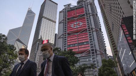 I pedoni passano davanti alla sede centrale della HSBC ad Hong Kong ad aprile.