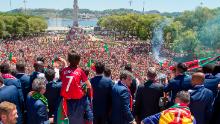 I giocatori portoghesi mostrano la Coppa dei Campioni ai tifosi di Lisbona.