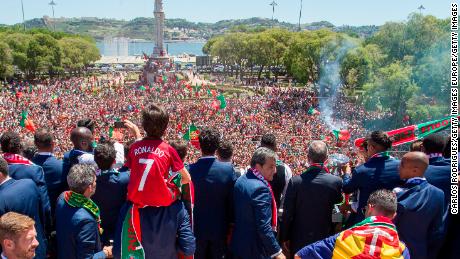 I giocatori portoghesi mostrano la Coppa dei Campioni ai tifosi di Lisbona.