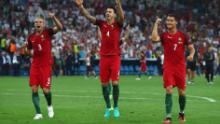 Pepe (a sinistra), Jose Fonte e Cristiano Ronaldo (a destra) celebrano la vittoria sulla Polonia nei quarti di finale di Euro 2016. 