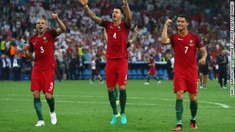 Pepe (a sinistra), Jose Fonte e Cristiano Ronaldo (a destra) celebrano la vittoria sulla Polonia nei quarti di finale di Euro 2016. 