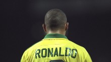 Ronaldo del Brasile con le spalle alla telecamera durante la partita contro la Francia al Tournoi de France a Lione, in Francia. La partita è stata 1-1.  Credito obbligatorio: Shaun Botterill / Allsport