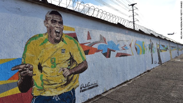 Graffiti della stella del calcio brasiliano Ronaldo, dipinti dall'artista di strada brasiliano Paulo Consentino per la Coppa del Mondo FIFA 2014.