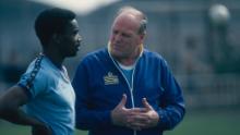 Il manager inglese Ron Greenwood parla con Laurie Cunningham durante l'allenamento.