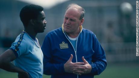 Il manager inglese Ron Greenwood parla con Laurie Cunningham durante l'allenamento.