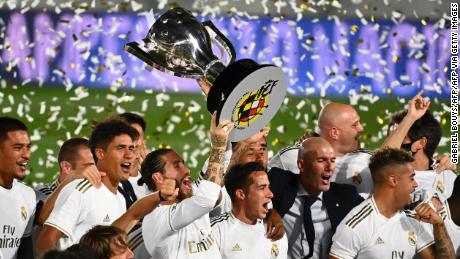 Il capitano del Real Madrid Sergio Ramos tiene alto il trofeo della Liga.