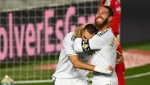 Karim Benzema festeggia con Sergio Ramos dopo aver segnato il suo secondo gol.