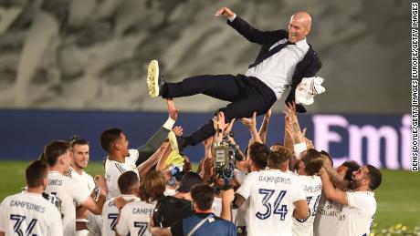 I giocatori del Real Madrid festeggiano con l'allenatore Zinedine Zidane.