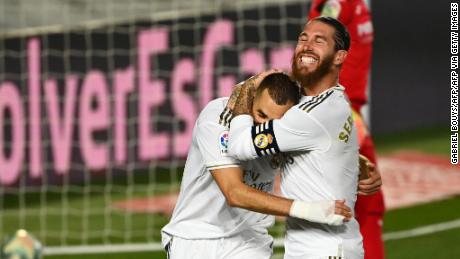 Karim Benzema festeggia con Sergio Ramos dopo aver segnato il suo secondo gol.