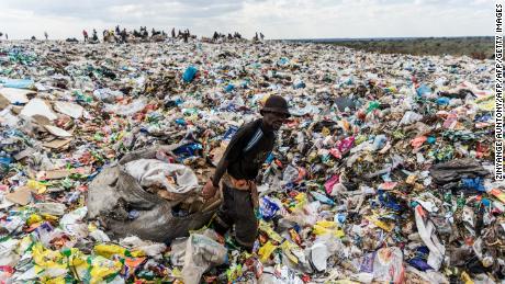 Più di 180 paesi - tranne gli Stati Uniti - concordano di limitare il commercio globale di rifiuti di plastica