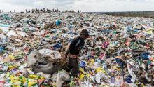 Più di 180 paesi - tranne gli Stati Uniti - concordano di limitare il commercio globale di rifiuti di plastica