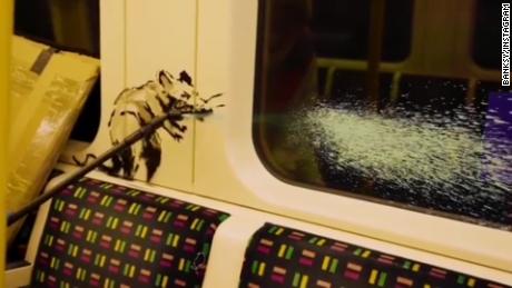 L'ultima opera pandemica di Banksy è stata rimossa dalla metropolitana di Londra