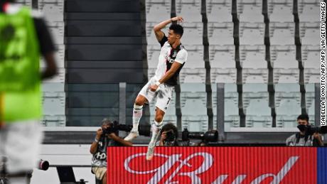 Ronaldo festeggia dopo aver messo la Juventus in testa contro la Lazio. 
