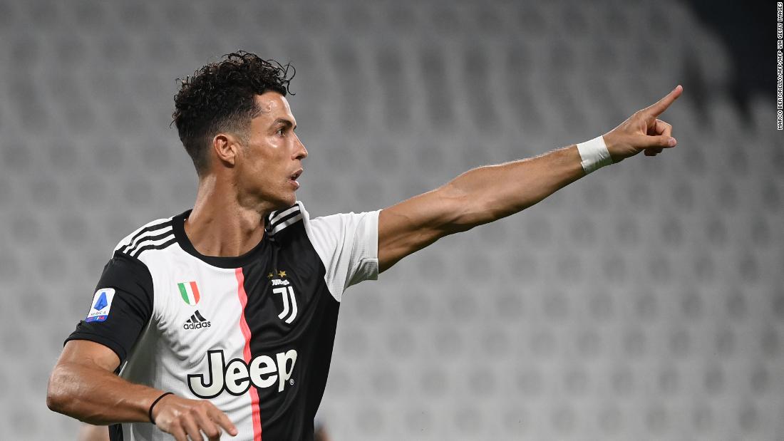 Cristiano Ronaldo segna due volte per stabilire un altro record mentre la Juventus si avvicina al titolo di Serie A.