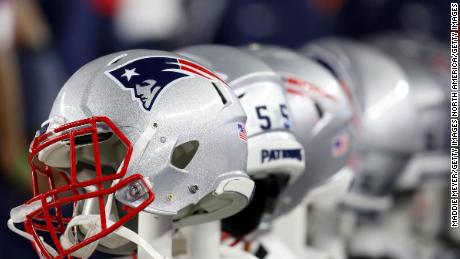 Giocatori della NFL per onorare le vittime del razzismo con nomi sugli adesivi del casco 