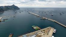 Le navi cinesi riparano dal maltempo al porto di Sadong sull'isola di Ulleung in Corea del Sud l'11 novembre 2017.