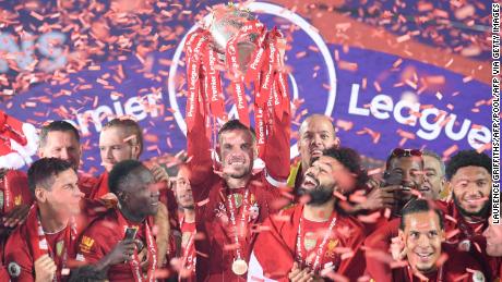 Jordan Henderson solleva il trofeo della Premier League dopo la vittoria del Liverpool sul Chelsea. 