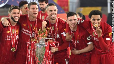 I giocatori del Liverpool festeggiano con il trofeo della Premier League. 