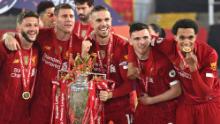 I giocatori del Liverpool festeggiano con il trofeo della Premier League. 