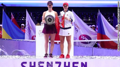 La campionessa Ashleigh Barty ed Elina Svitolina posano con i loro trofei dopo la finale WTA 2019. 