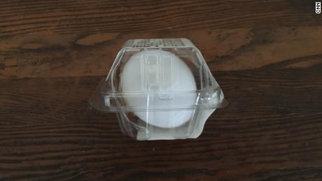 Un uovo sodo da un minimarket è protetto in una confezione di plastica. 