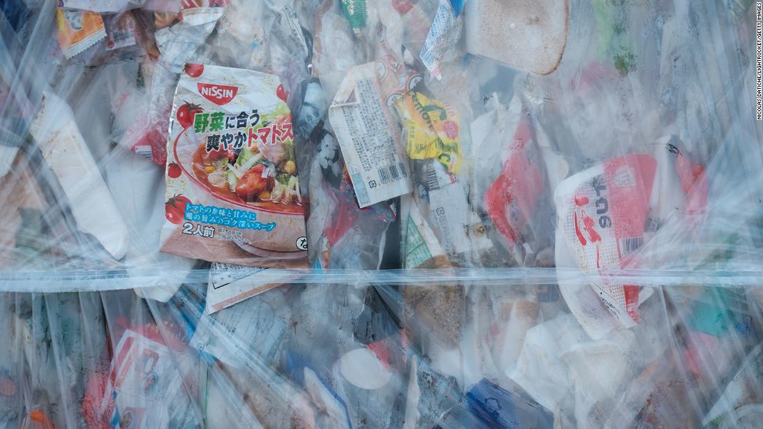 Il Giappone ha appena annunciato accuse per sacchetti di plastica. Ma questo fermerà la sua ossessione per la plastica?