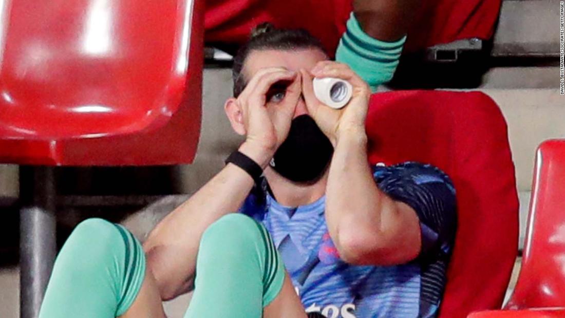 Gareth Bale fa notizia con ancora più buffonate sulla panchina dei sostituti