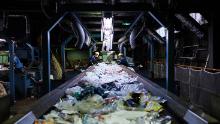 I lavoratori selezionano i rifiuti di plastica usa e getta su un nastro trasportatore presso il centro di riciclaggio Ichikawa Kankyo Engineering. L'ufficio della città di Katsushika a Tokyo porta ogni giorno circa 10 tonnellate di plastica riciclabile nell'impianto di riciclaggio.