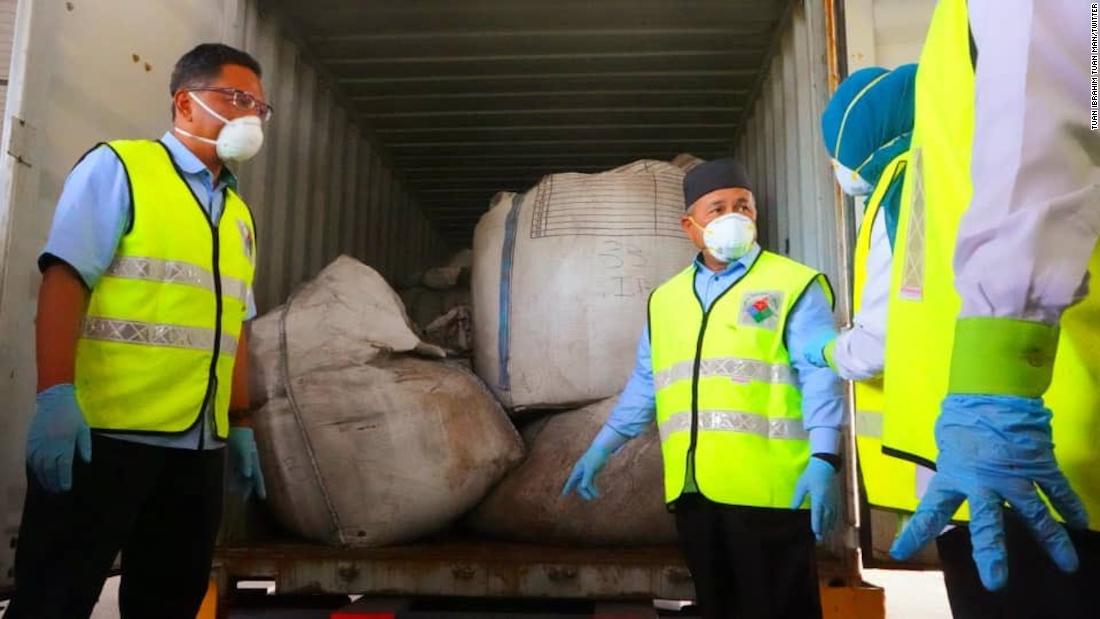 La Malesia scopre 1.800 tonnellate di rifiuti tossici illegali scaricati in un porto