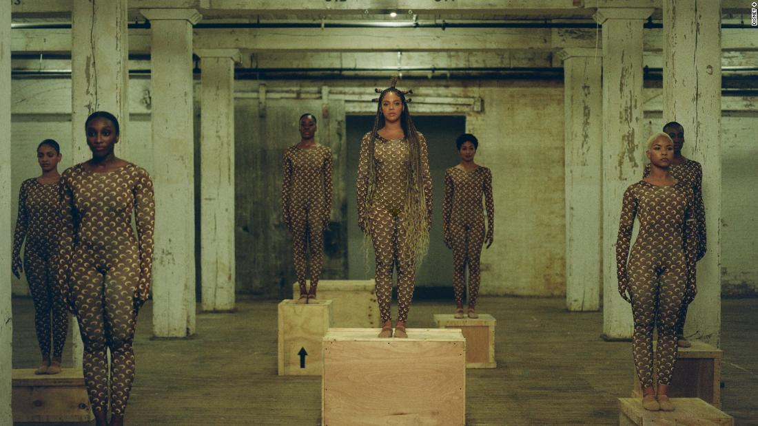 L'album visivo di "Black Is King" mostra l'evoluzione dell'oscurità intenzionale di Beyoncé
