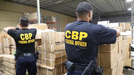 Gli ufficiali del CBP hanno arrestato una spedizione di prodotti / accessori sospettati di essere fatti con capelli umani.