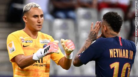 Neymar festeggia con il portiere del PSG Keylor Navas dopo aver segnato il suo rigore.