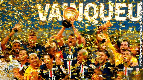 Il PSG celebra la sua vittoria nella Coupe de la Ligue francese allo Stade de France di Parigi.
