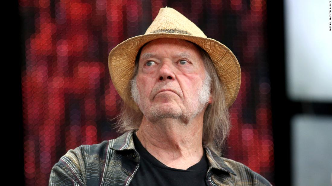 Neil Young porta la campagna di rielezione di Trump in tribunale per violazione del copyright