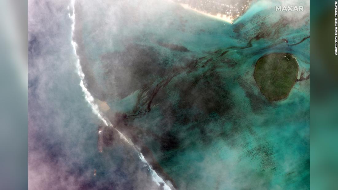 Le Mauritius dichiarano l'emergenza ambientale poiché un naufragio fa uscire in mare tonnellate di gasolio e petrolio