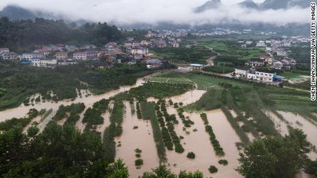 Questa foto aerea scattata il 6 luglio mostra terreni agricoli allagati nella contea di Shimen, nella provincia centrale di Hunan, nella Cina.  Il paese è stato colpito dalle peggiori inondazioni che abbia visto da anni.