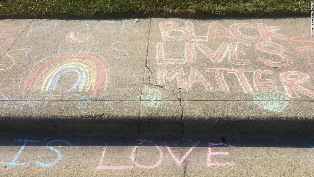 Dopo che un uomo bianco ha ripetutamente cancellato il disegno con il gesso di una ragazza `` Black Lives Matter '' fuori dalla sua casa, i vicini sono intervenuti per mostrare sostegno