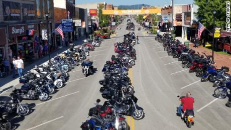 Sta per iniziare il raduno motociclistico che porta decine di migliaia di turisti nella piccola città del South Dakota