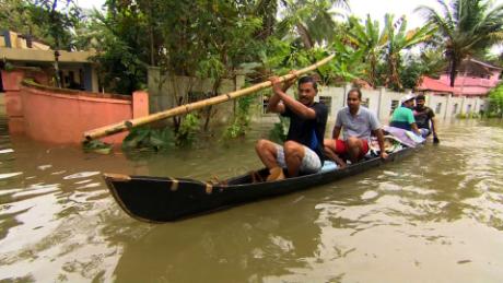 All'indomani delle inondazioni del Kerala, le vittime cercano di raccogliere i pezzi delle loro vite