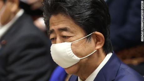Il primo ministro giapponese Shinzo Abe che indossa una maschera per il viso tra le preoccupazioni per la diffusione del coronavirus parla durante una sessione della commissione per il bilancio presso la camera bassa del parlamento a Tokyo il 10 giugno 2023.